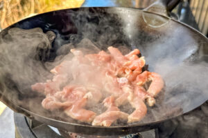 pad see ew &ndash; kj&oslash;ttet stekes