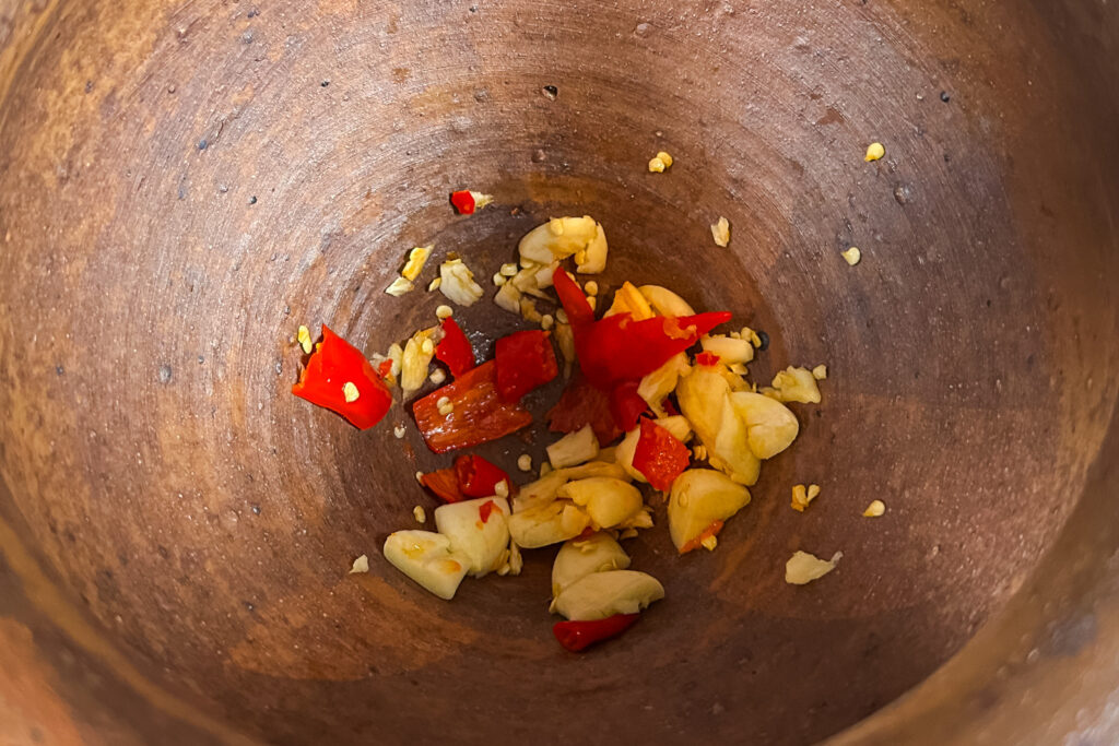 Som tam thai – hvitløk og chili støtet i morter