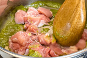 Grønn kyllingcurry - kylling lårfilet stekes i curry
