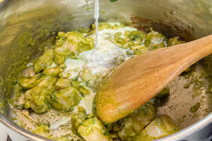 Grønn kyllingcurry - kokosmelk tilsettes