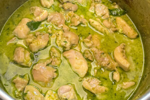 Grønn kyllingcurry - ferdig i gryte