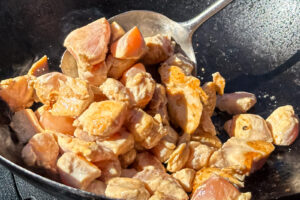 Kylling cashewnøtter - kyllingen wokes ferdig