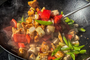 Kylling cashewn&oslash;tter - paprika og sukkererter er tilsatt og wokes