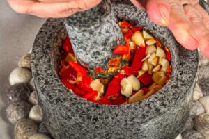Chili og hvitl&oslash;k i morter