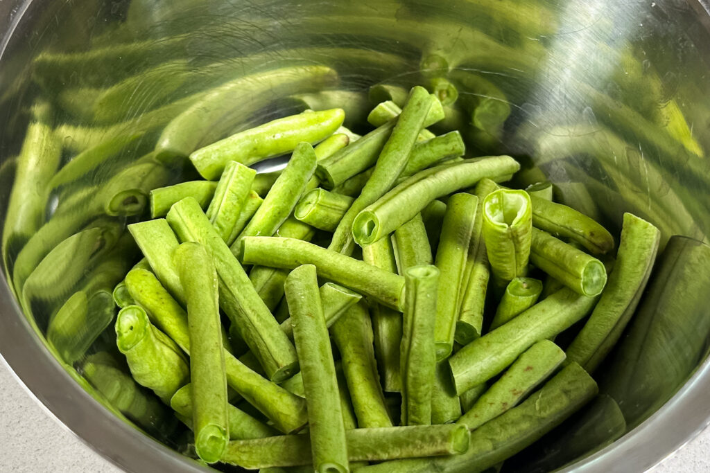 Pad kaprao moo - longbeans preppet