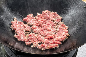 Pad Kaprao Moo - svinekj&oslash;ttet stekes flatt f&oslash;rst p&aring; h&oslash;y varme