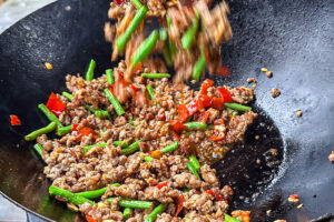 Pad Kaprao Moo - woking p&aring; h&oslash;y varme