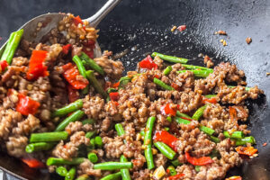 Pad Kaprao Moo - woking p&aring; h&oslash;y varme