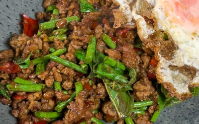 Pad Kaprao Moo – Svinewok med hellig basilikum