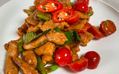Pad Ped Moo – Svinenakke-wok med rød curry