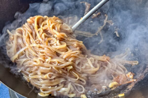 Pad Thai &ndash; Nudler absorberer saus i wok