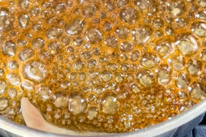 Pad Thai &ndash; Palmesukker smeltes for sausen