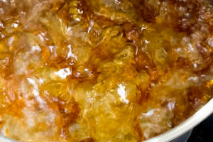 Pad thai – vann tilsatt smeltet palmesukker for sausen