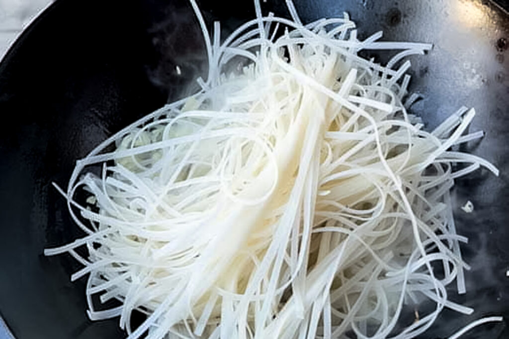Pad thai – nudler legges i wok
