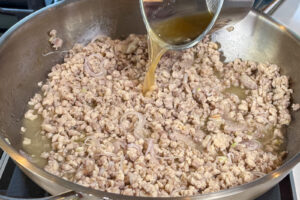 Laab gai – lun salat med hakket/grovmalt kylling Laab gai - lime og fiskesaus tilsettes