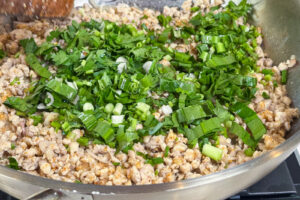 Laab gai – lun salat med hakket/grovmalt kylling Laab gai - urter tilsettes