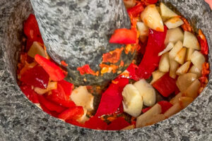 Chili og hvitløk i morter av granitt