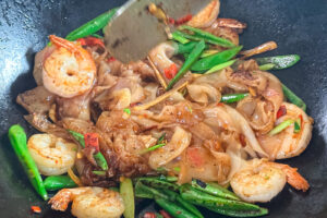 Pad kee mao - drunken noodles - nudlene karameliseres