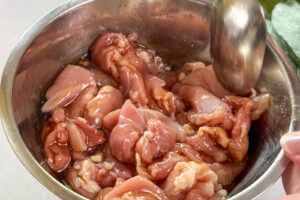 Kyllingwok med ingefær og kinesisk brokkoli Pad king gai - kyllinglår i biter i marinade