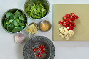 Kyllingwok med ingefær og kinesisk brokkoli Pad king gai - ingredienser kuttet
