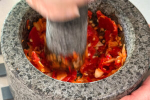 Kyllingwok med ingefær og kinesisk brokkoli Pad king gai - chili og hvitløk i morter