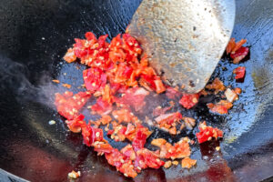 Kyllingwok med ingefær og kinesisk brokkoli Pad king gai - chili og hvitløk på lav varme