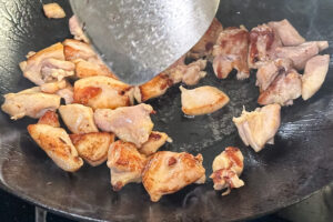 Pad Prik King - kylling vendes i varm wok