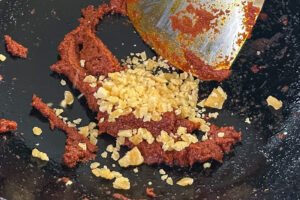 Pad prik king - palmesukker blandes med currypasten