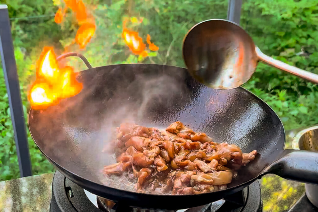 Gai Pad Gratiem - Kyllingen wokkes på høy varme, med Wok Hei-flammer