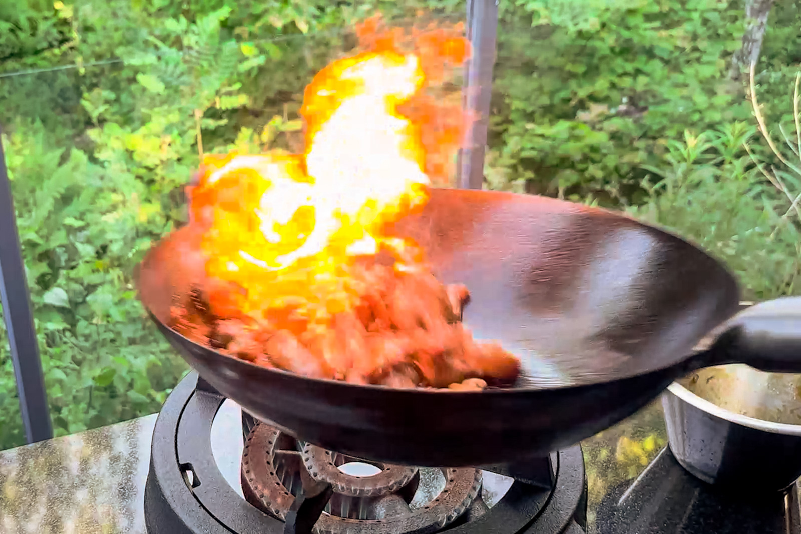 Gai pad gratiem - kyllingen wokkes på høy varme, med wok hei-flammer