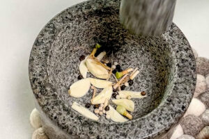 Kor moo yang - aromater i morter, for marinaden