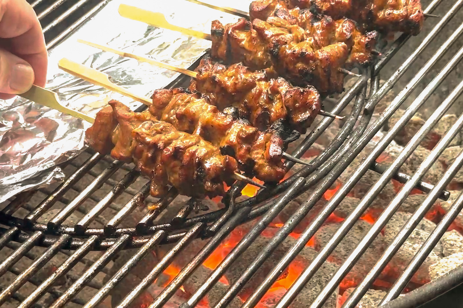 Moo ping - vendes på grillen
