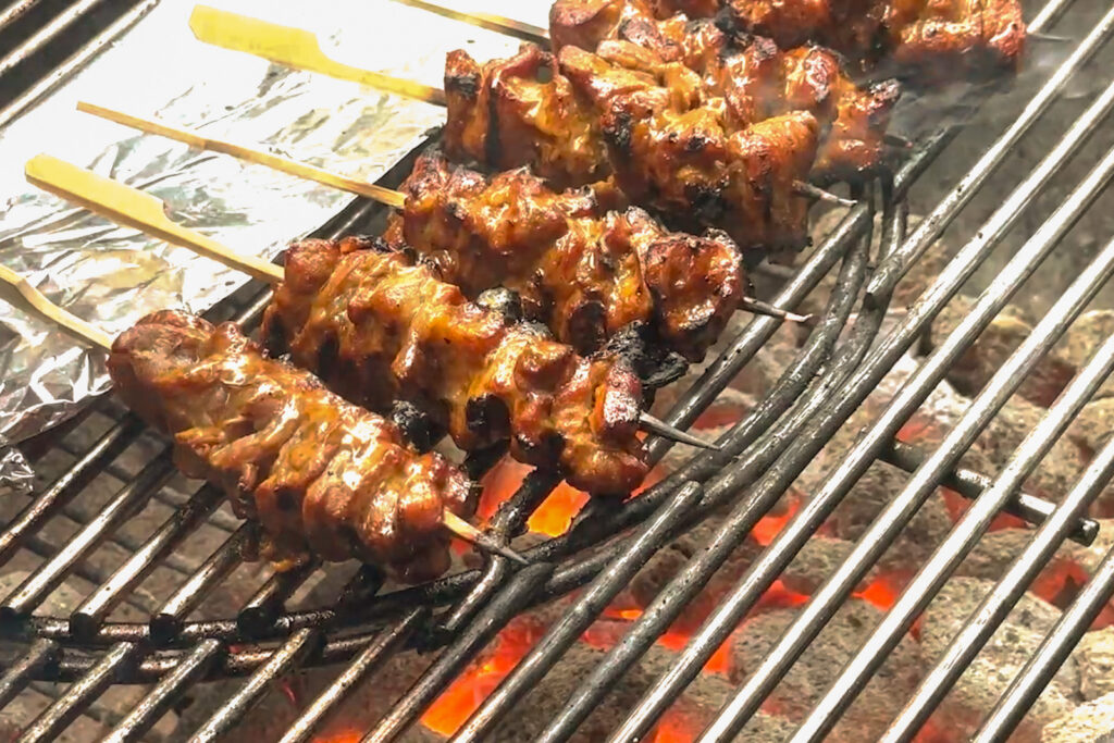 Moo Ping - vendes på grillen