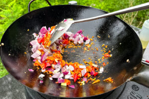 Pad Kaprao Gai - L&oslash;ken wokkes med aromatene