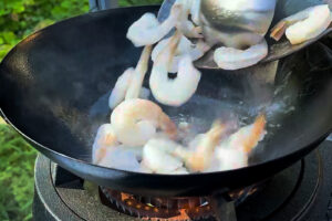 Pad Kaprao Goong - Reker helles i wok