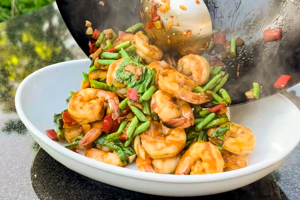 Pad Kaprao Goong - ferdig rett helles på serveringsfat