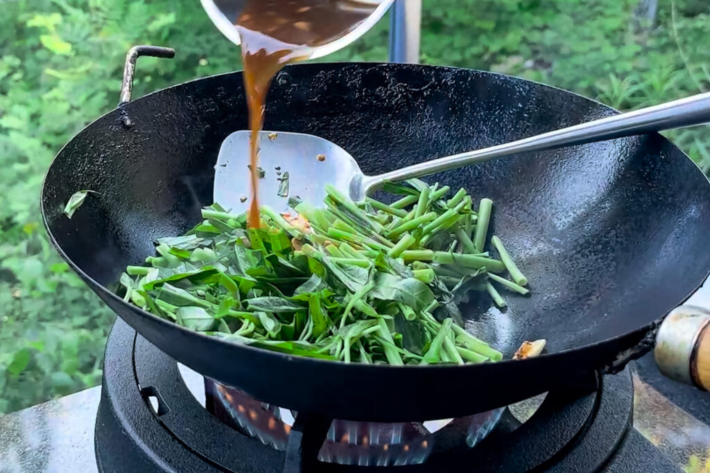 Pad Pak Boong - sausen tilføres morning glory i wok
