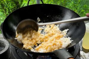 Khao Pad Kai, Fried rice - Egg og ris wokkes