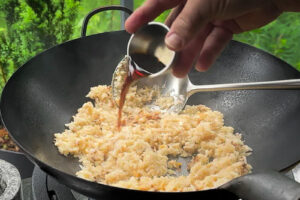 Khao pad kai – stekt ris med egg Khao pad khai, fried rice - soyasaus tilsettes