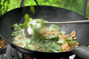 Khao pad kai – stekt ris med egg Khao pad khai, fried rice - thai basilikum tilsettes