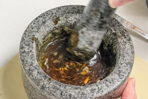 Glaserte thailandske kyllingvinger Glaserte kyllingvinger - aromater og sauser i morter