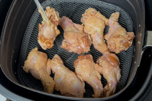 Glaserte thailandske kyllingvinger Glaserte kyllingvinger - vingene legges i airfryer