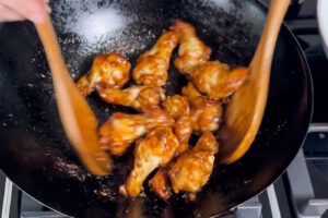 Glaserte thailandske kyllingvinger Glaserte kyllingvinger - vingene glaseres i wok