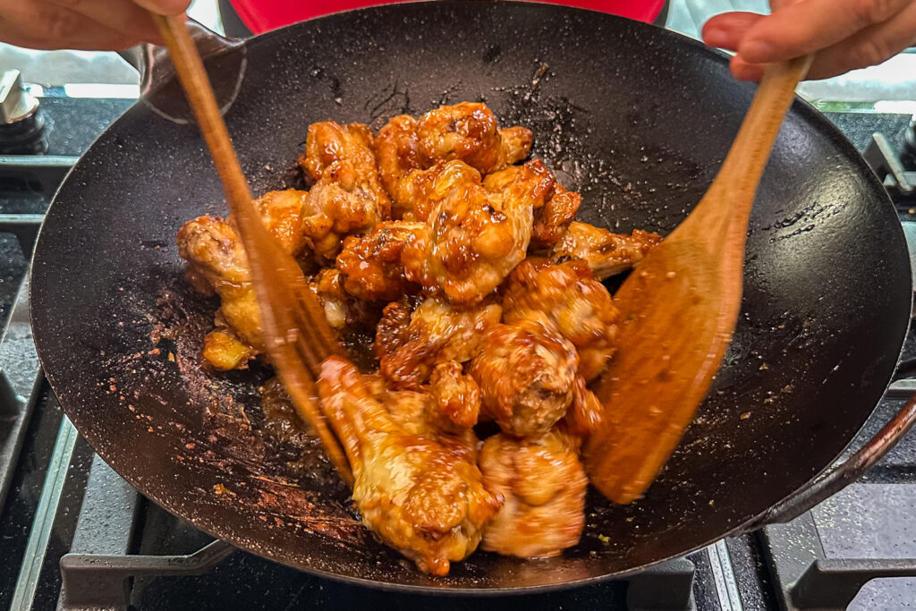 glaserte kyllingvinger - vingene glaseres i wok