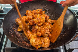 glaserte kyllingvinger - vingene glaseres i wok