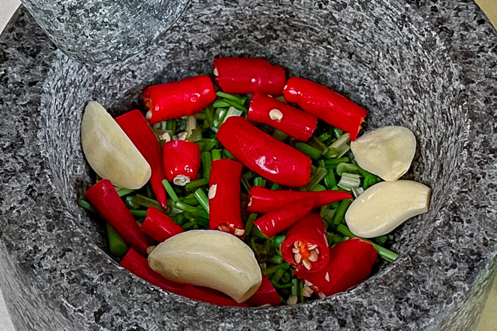 Korianderstilker, chili og hvitløk i morter