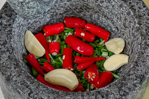 Korianderstilker, chili og hvitl&oslash;k i morter