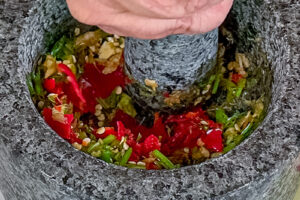 Yam moo – thailandsk svinesalat Korianderstilker, chili og hvitløk mortes