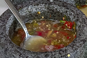Nam Yam-saus - Korianderstilker, chili, hvitl&oslash;k. fiskesaus og limejuice i morter