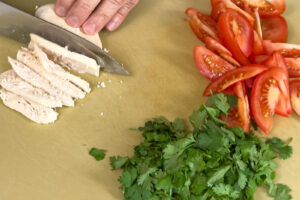Nam Yam - Ingredienser p&aring; skj&aelig;rebrett, kylling skj&aelig;res